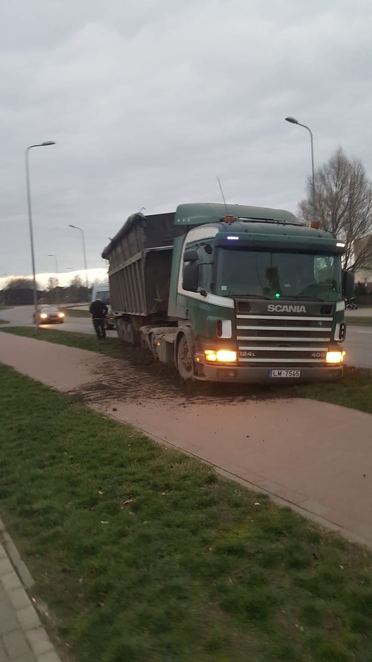 Kravas automašīnas vadītājs iestūrē ceļa apmalē