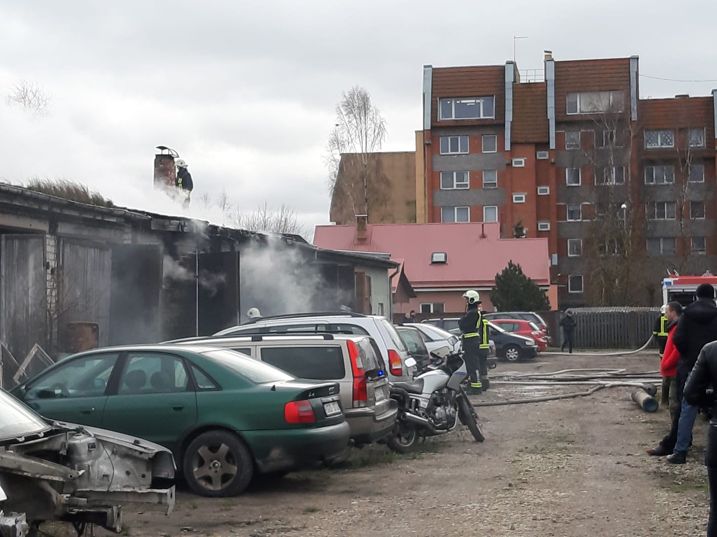 Foto: Rudbāržu un Pīlādžu ielā degušas garāžas, viens cietušais