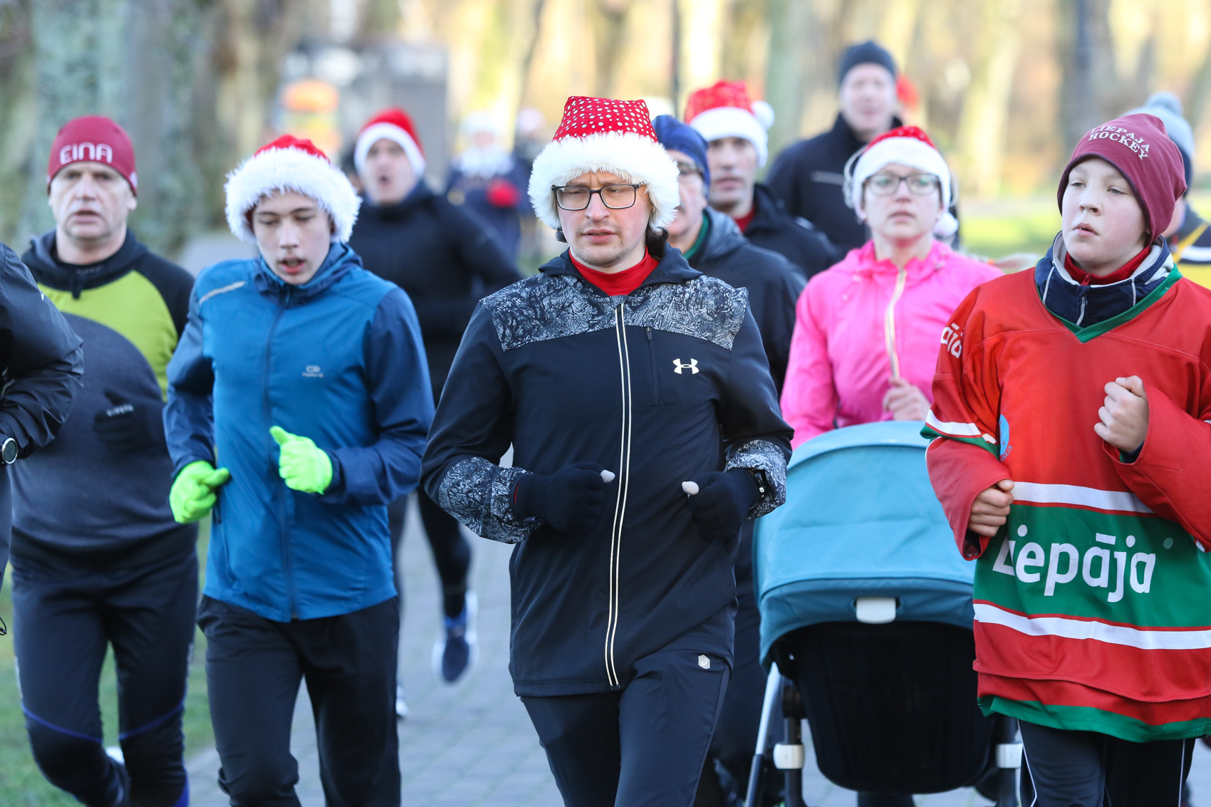 Spilgti un krāsaini norit Vecgada karnevāla skrējiens