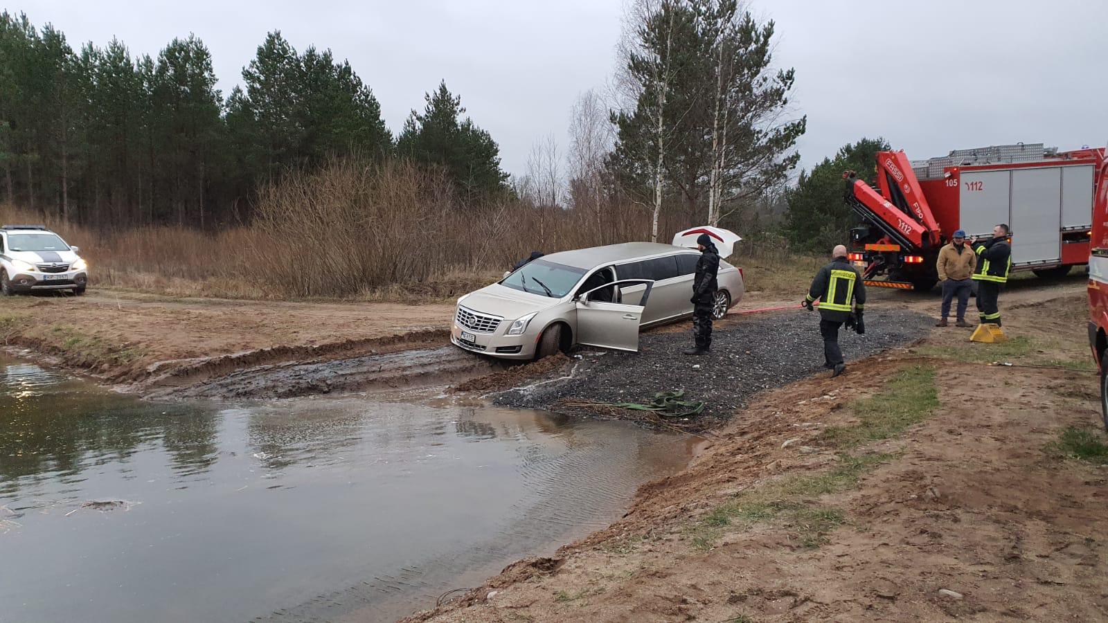 Pie Vērgales dīķī iebraukusi ekskluzīva automašīna
