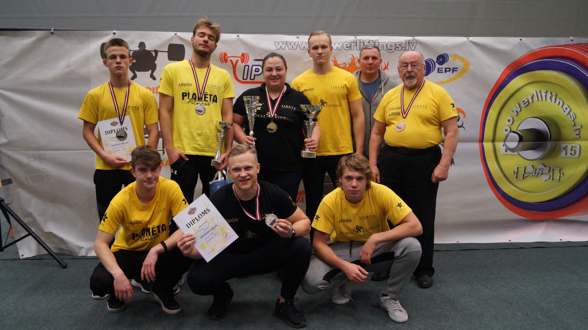 Liepājas sportisti sacenšas svaru stieņa spiešanā guļus