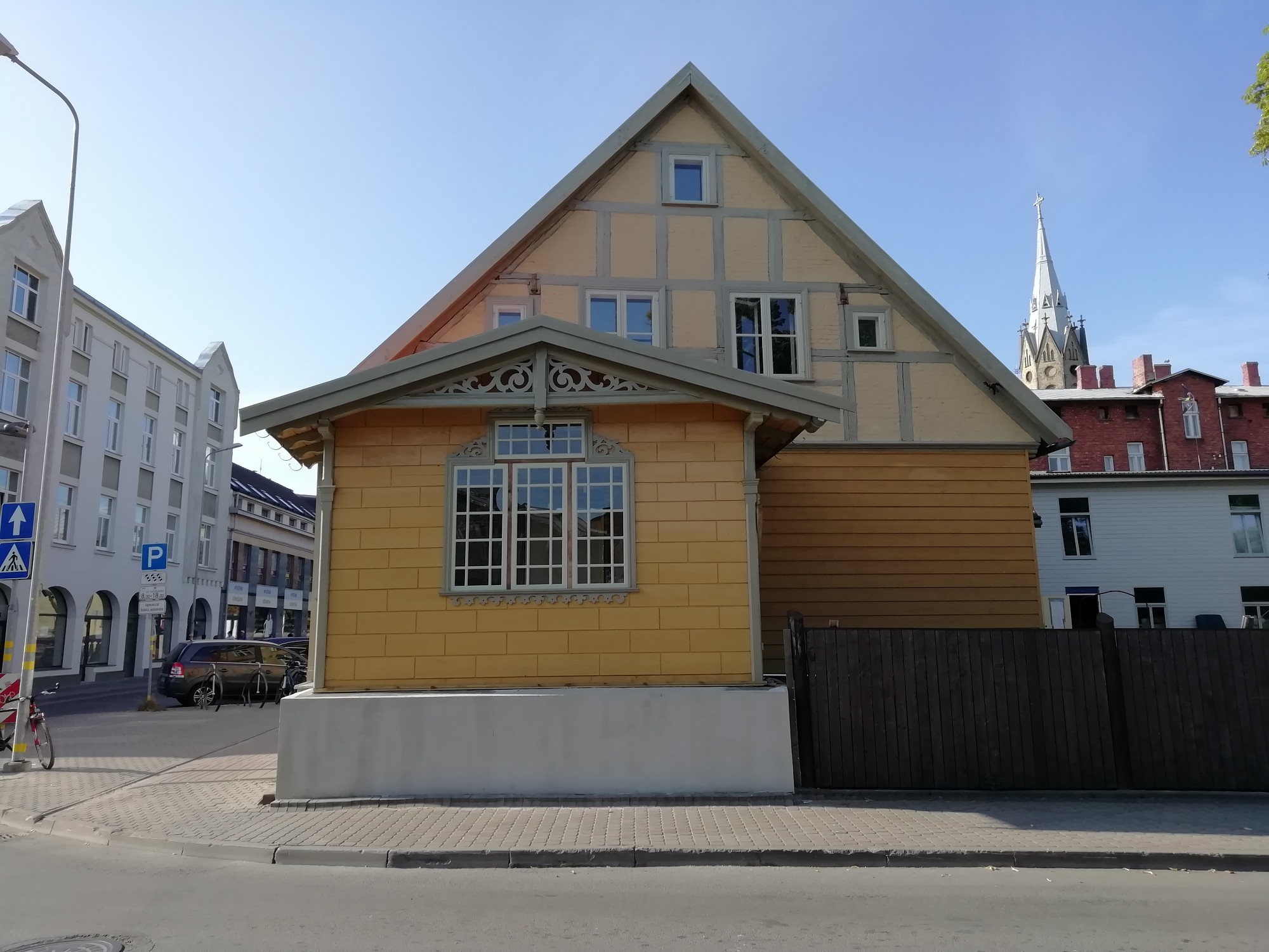 Vecliepājā sešās ēkās restaurētas ārdurvis un divās – koka verandas