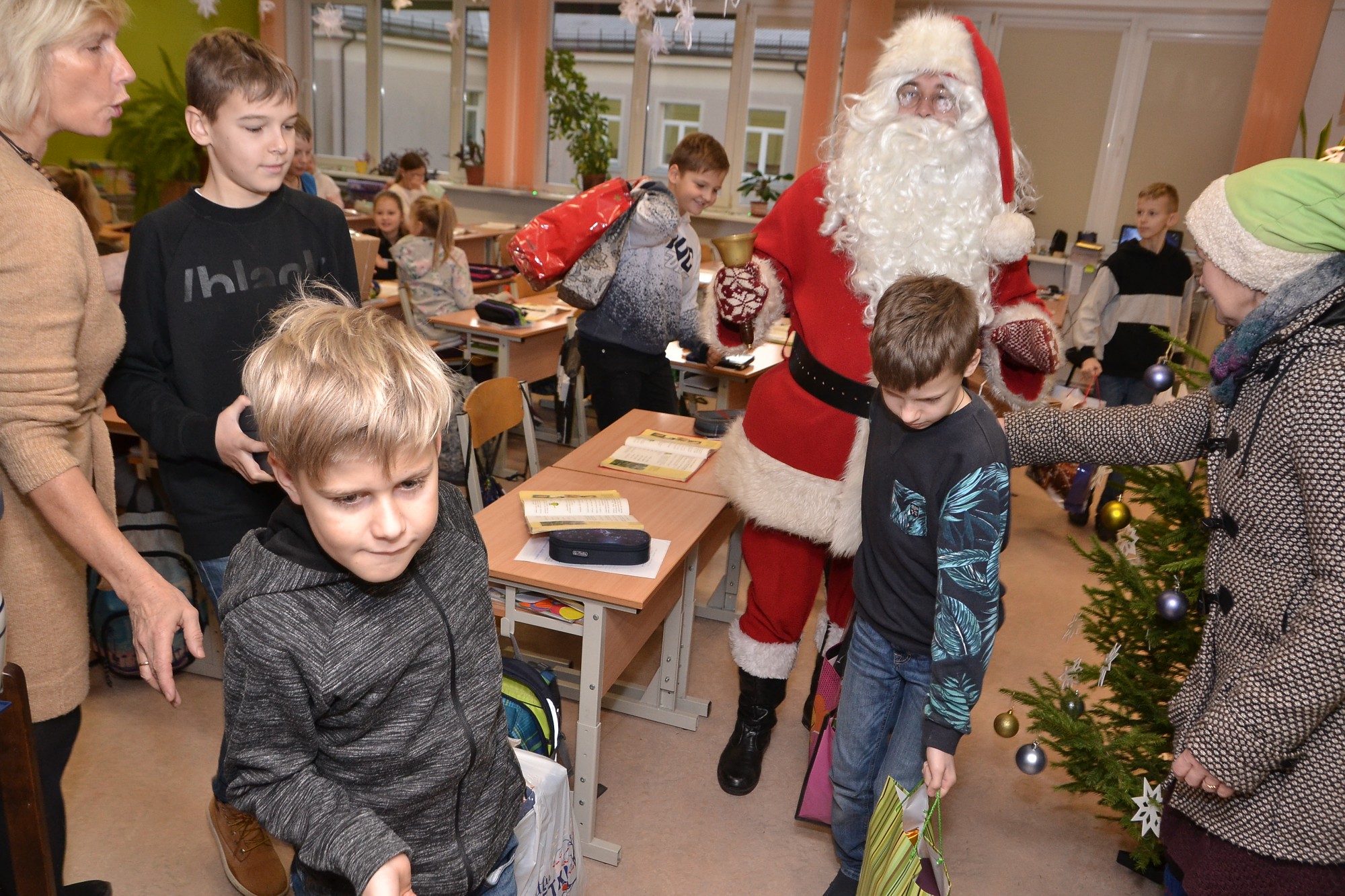 Acis spožākas par mantiņām. Bērni piedalās labdarības akcijā, sarūpējot dāvanas daudzām ģimenēm