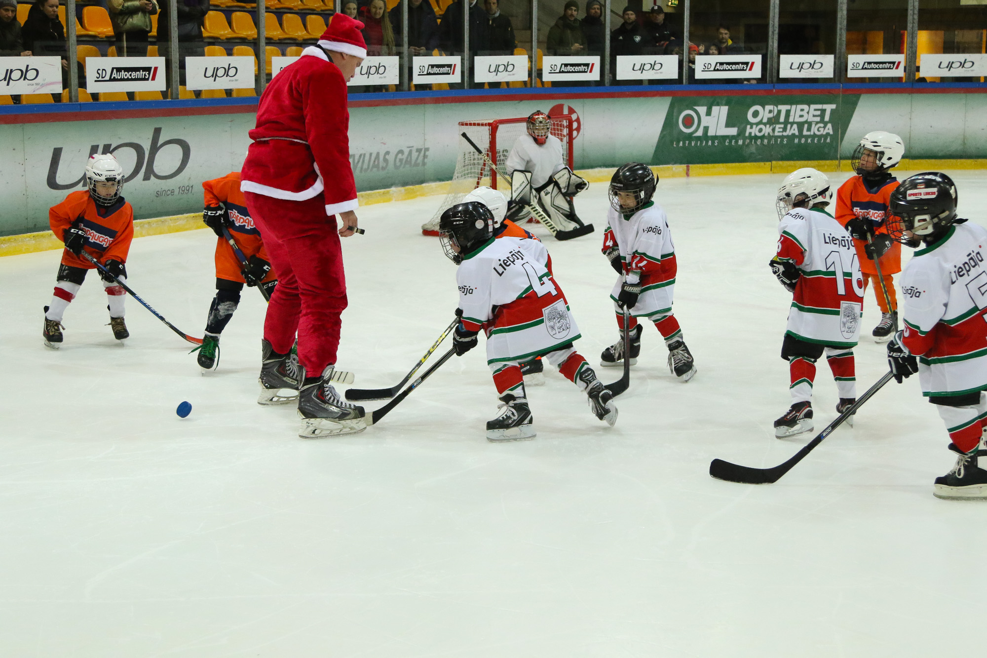 Jaunie hokejisti aizvada tradicionālo turnīru ”Amber Puck Christmas Cup”
