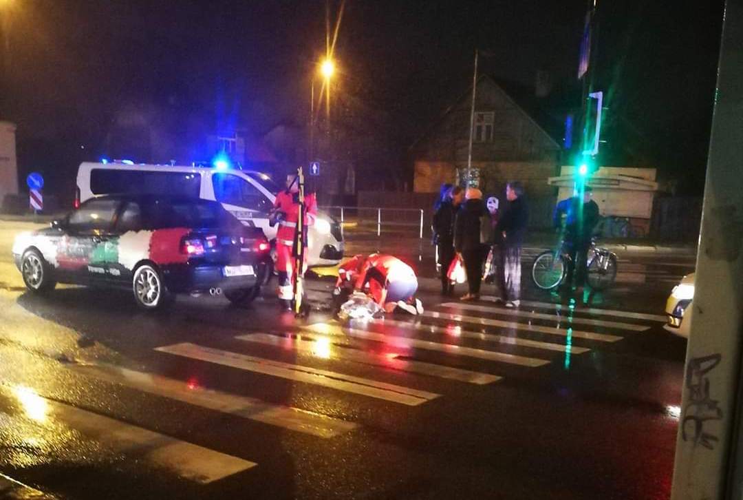 Uz gājēju pārejas notriec skolnieci