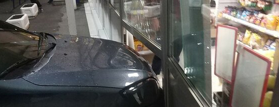 Automašīna ieripo skatlogā