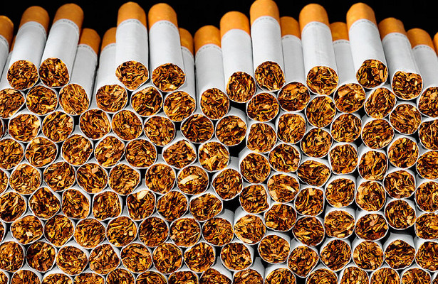 Vīrieti, kurš bēga no policijas, pieķer ar 100 000 nelegālo cigarešu