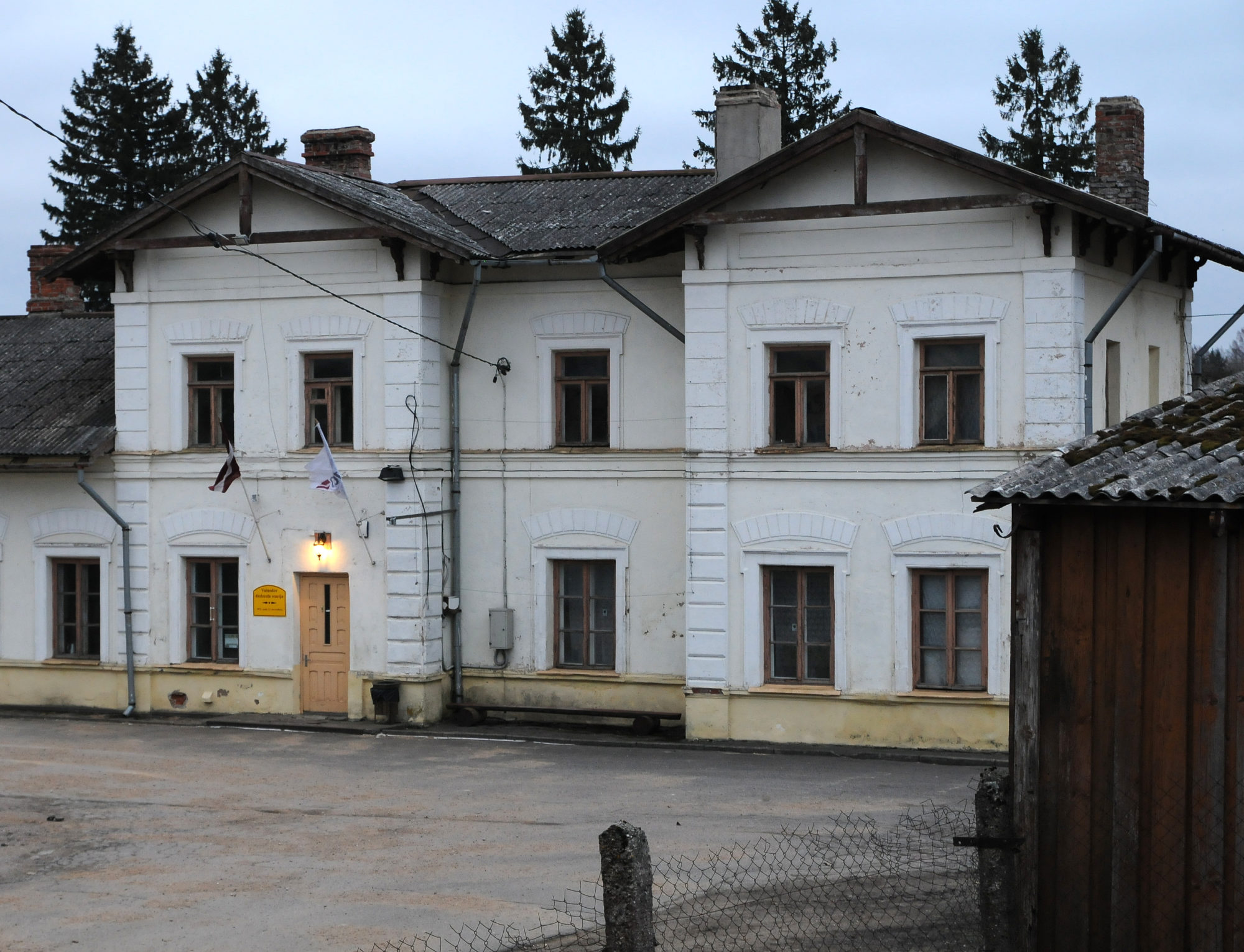 Sakārtos Vaiņodes stacijas ēku