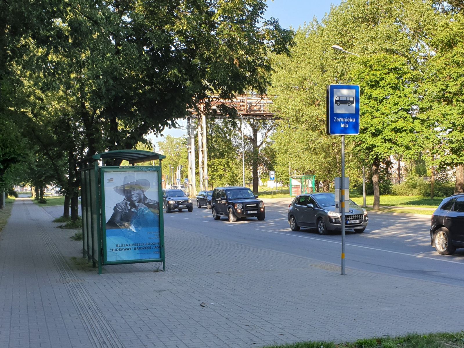 Slēdz autobusu pieturu Brīvības ielā