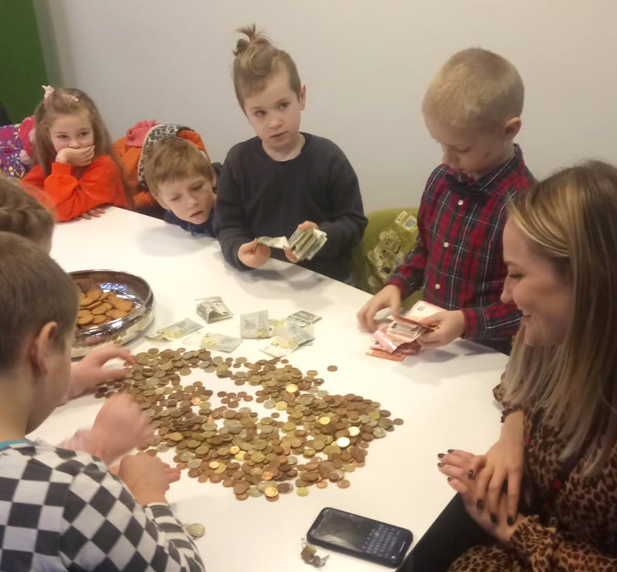 Kalētu bērni piepilda “Eņģeļu kastīti”