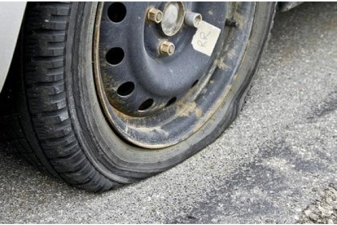 Rīgā auto riepām izlaiž gaisu un atstāj paziņojumus par spēkratu kaitīgo ietekmi