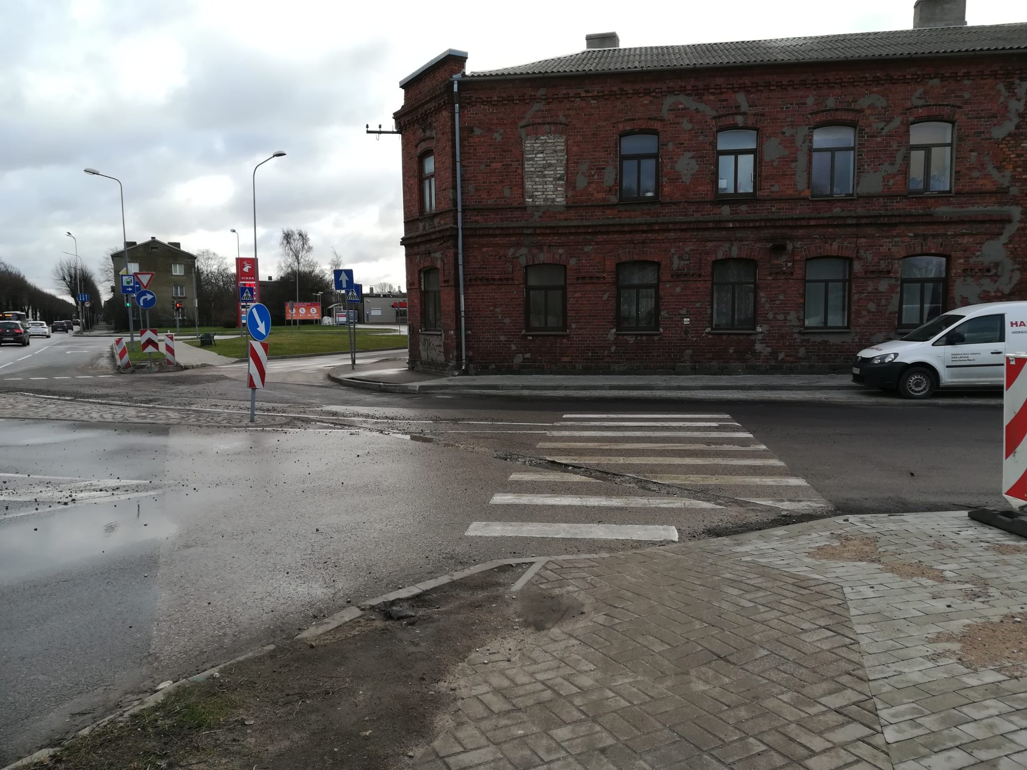 Iedzīvotāji sūdzas par apmali pie gājēju pārejas; vides pieejamību sola ievērot