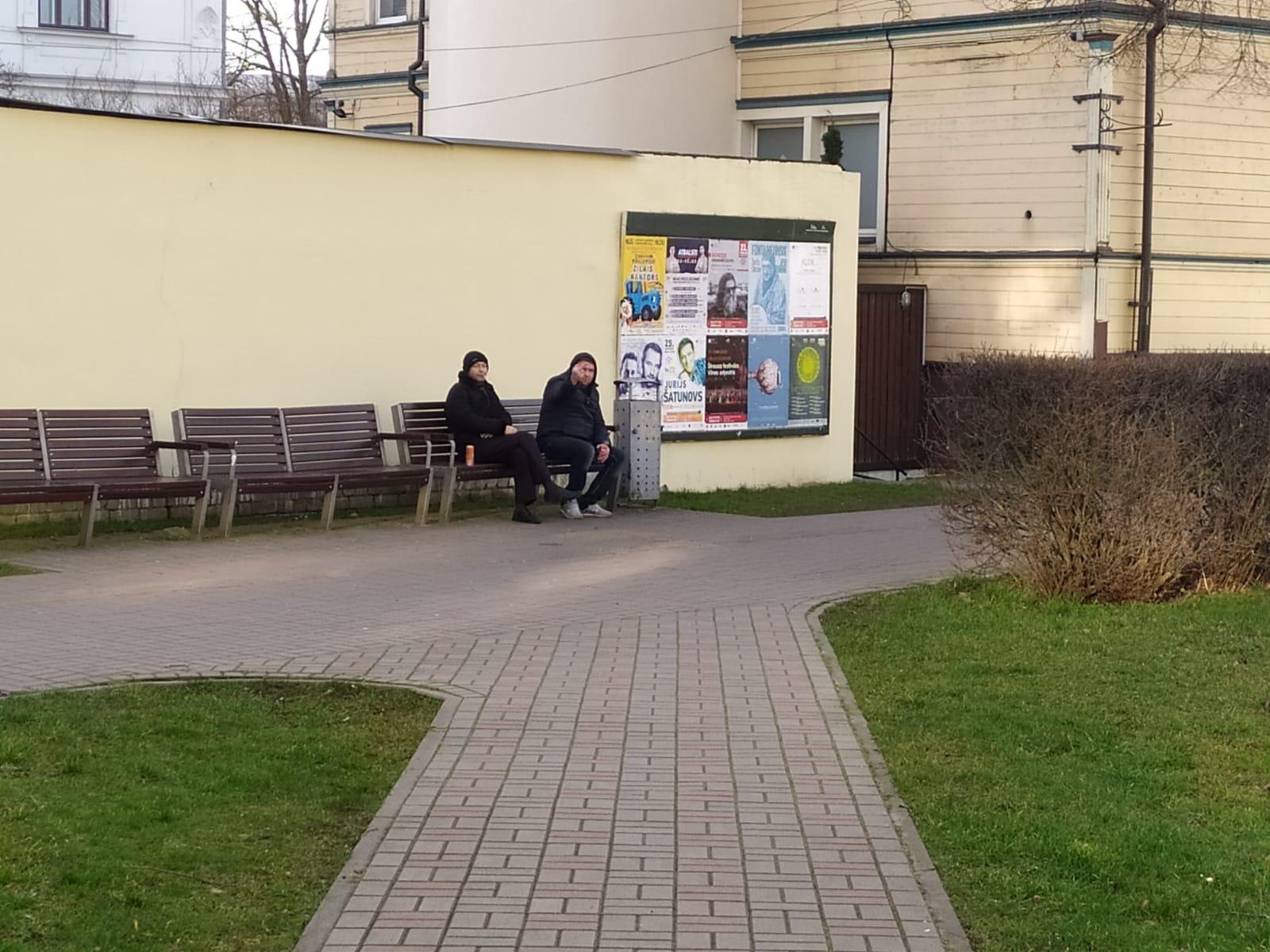 Vīrieši reibumā uzmācas bērniem