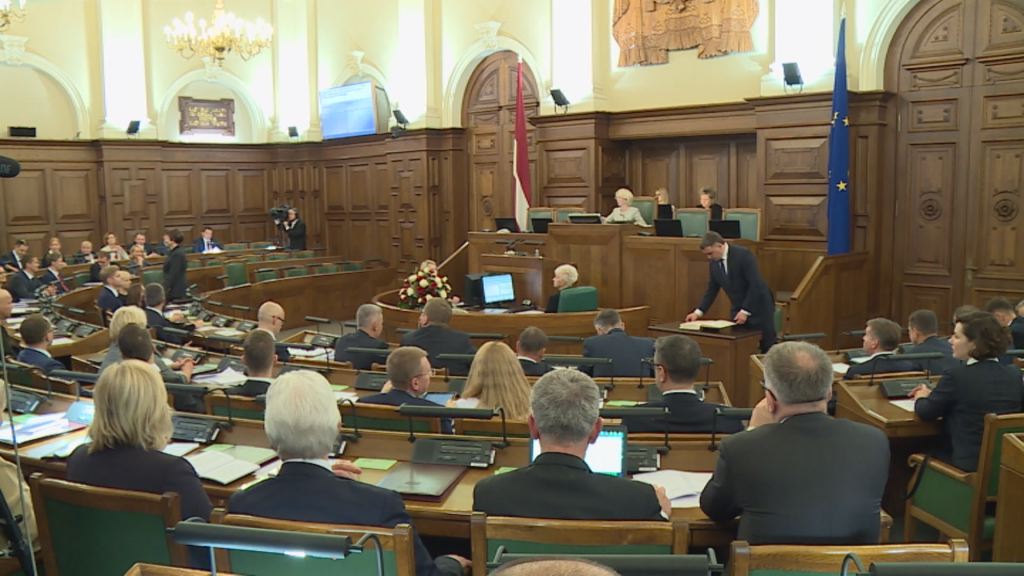 Vāc parakstus par Saeimas deputātu skaita samazināšanu