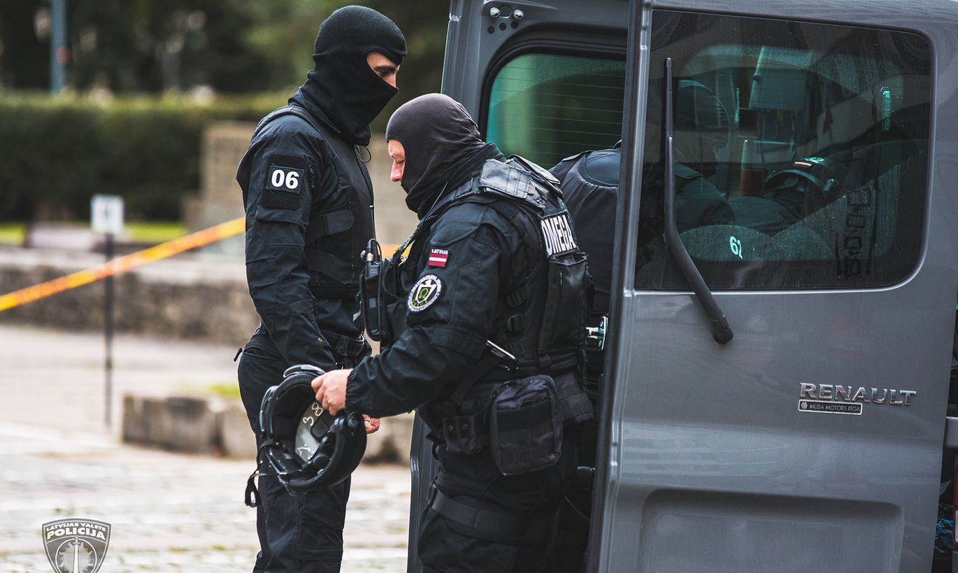 Policisti maskās aptur tramvaju un aiztur vairākus cilvēkus