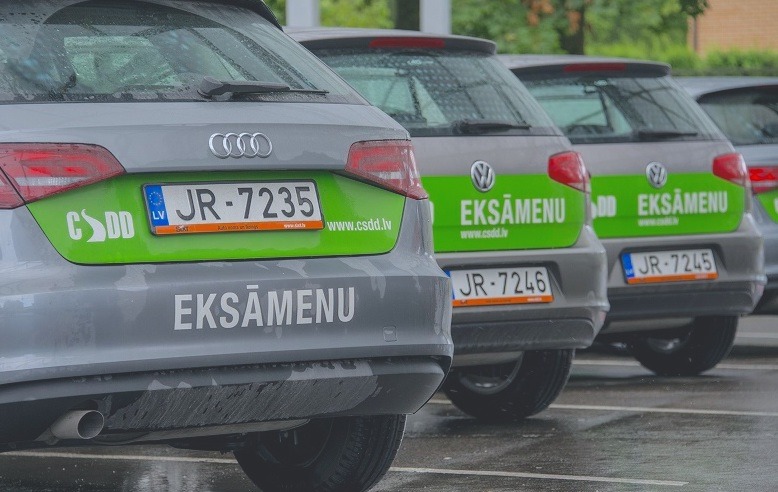 Braukšanas eksāmens Ganību ielā beidzas ar avāriju