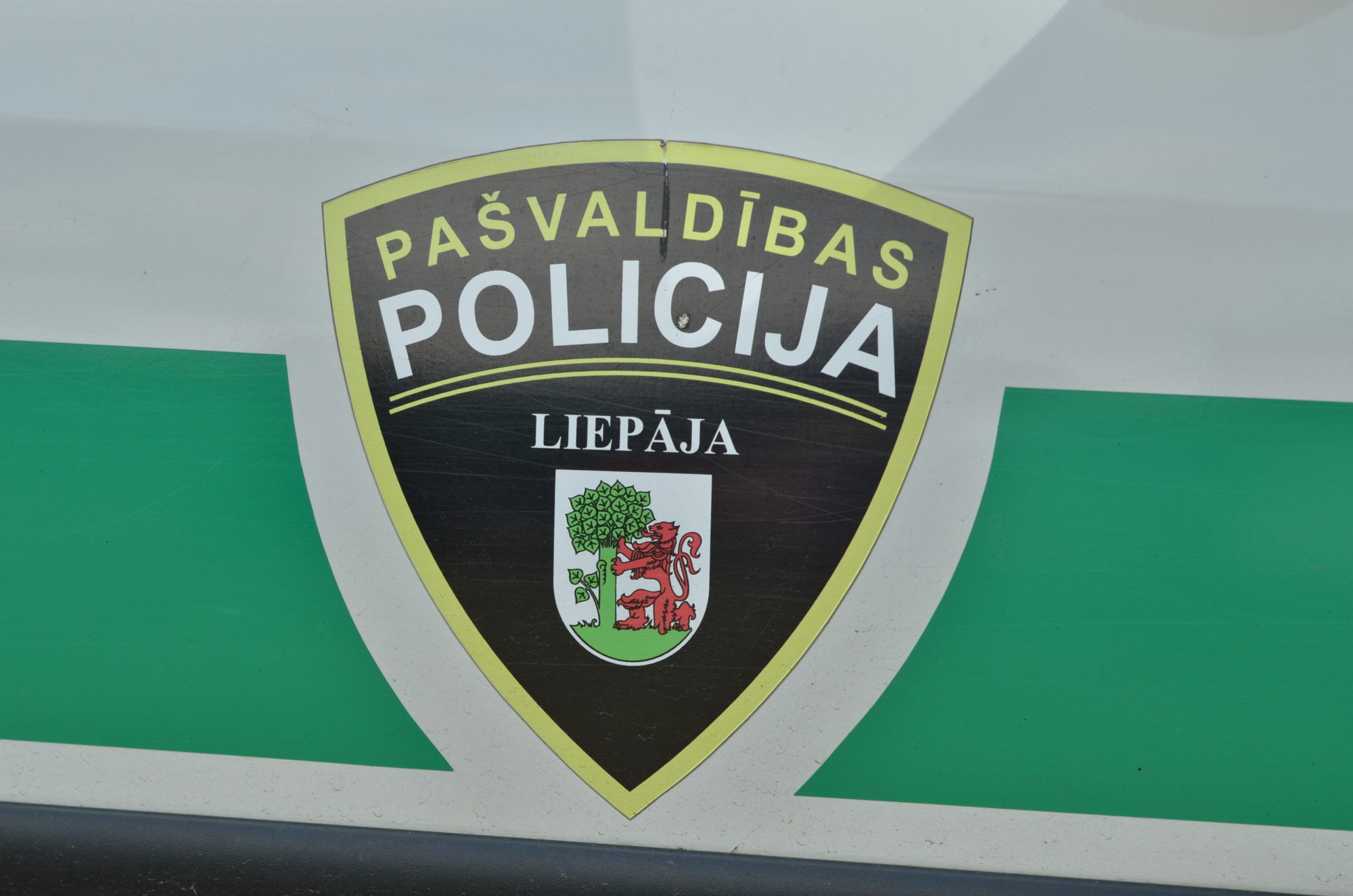 Daudzdzīvokļu mājā Atmodas bulvārī piekauta sieviete