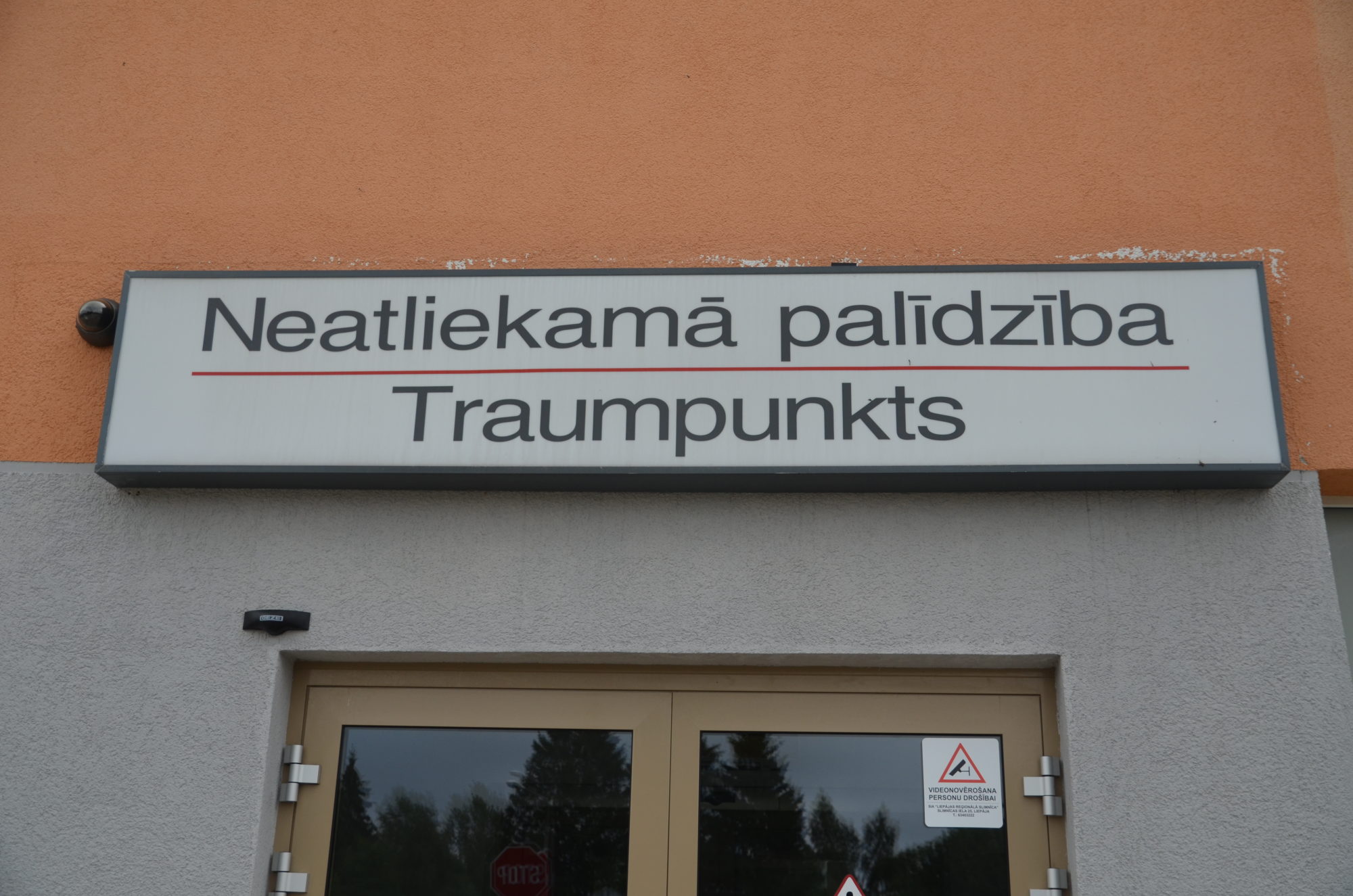 Neuzmanīgs vadītājs traumē gājēju