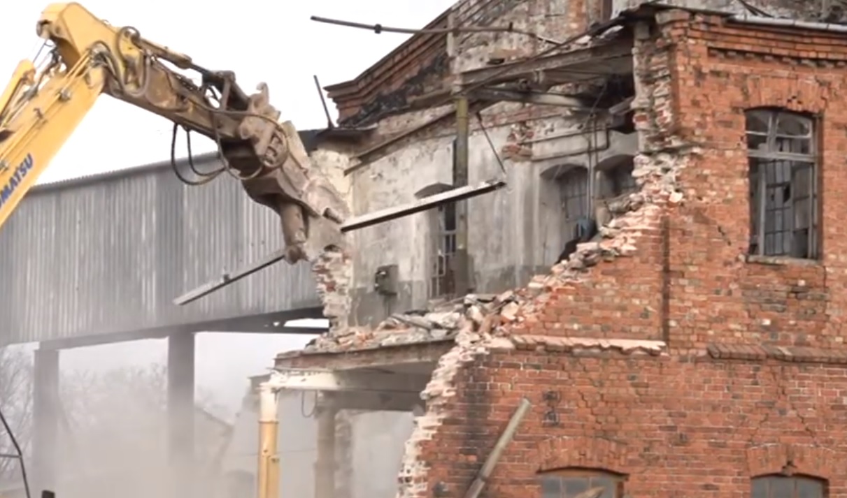 Nojauc Berči projektētās Eļļas fabrikas ēkas