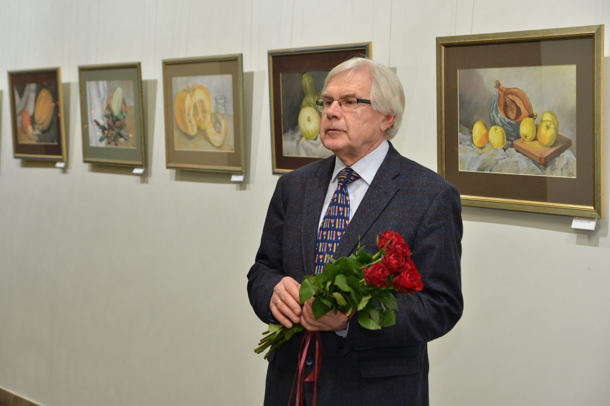 Pasteļos iedzīvina tikai savējos. Atklāta mākslinieka Daiņa Bērziņa pasteļu izstāde ”Ķirbji un to draugi”.