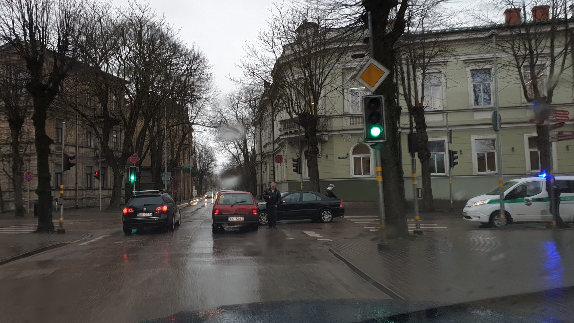 Divu automašīnu sadursme Uliha un Peldu ielas krustojumā