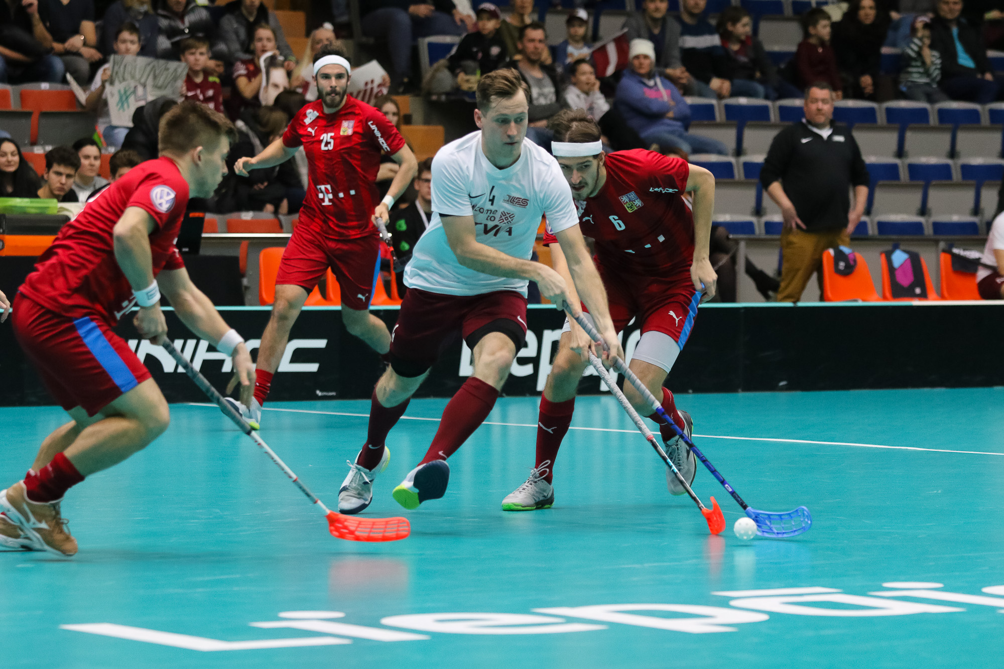 Latvijas florbolisti pēc ceļazīmes izcīnīšanas uz pasaules čempionātu zaudē Čehijai