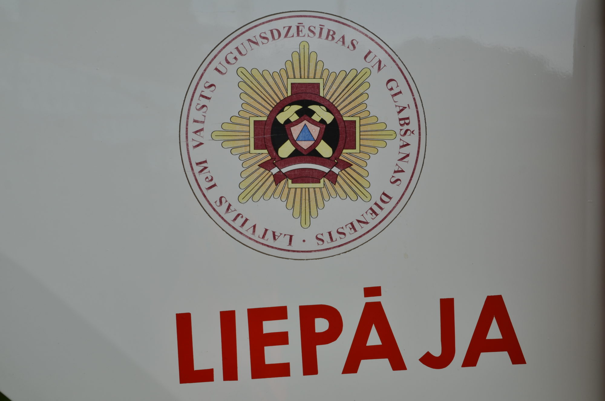 Dedzis atkritumu konteiners un pastkastīte
