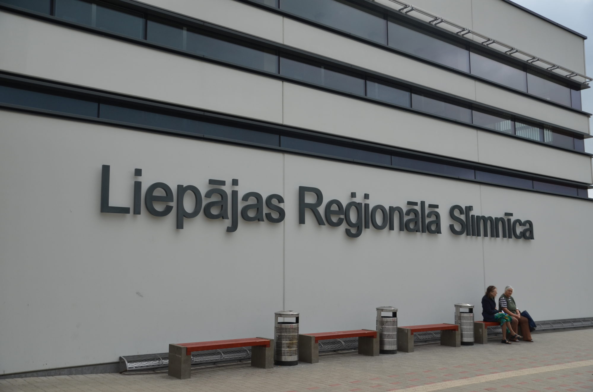 KNAB veic kratīšanu Liepājas un Ogres slimnīcās; izmeklē iespējamu vienošanos iepirkumos