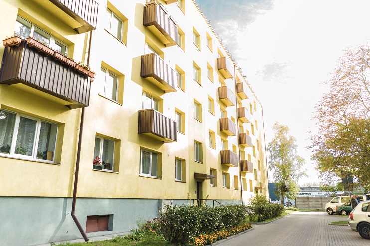 Iedzīvotājiem divu metru distance jāievēro arī daudzdzīvokļu namu koplietošanas telpās un pagalmos