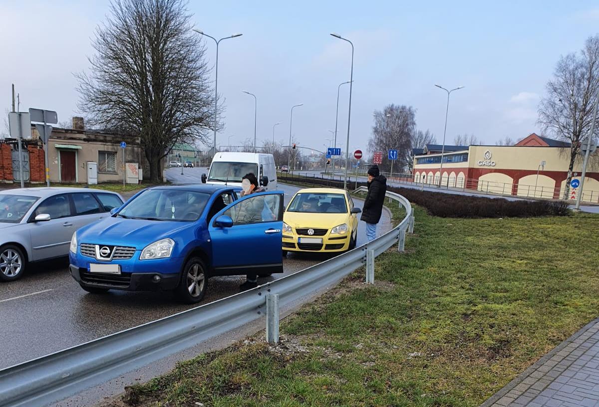 Ganību ielā “Opel” iebrauc barjerā; seko vēl viena sadursme