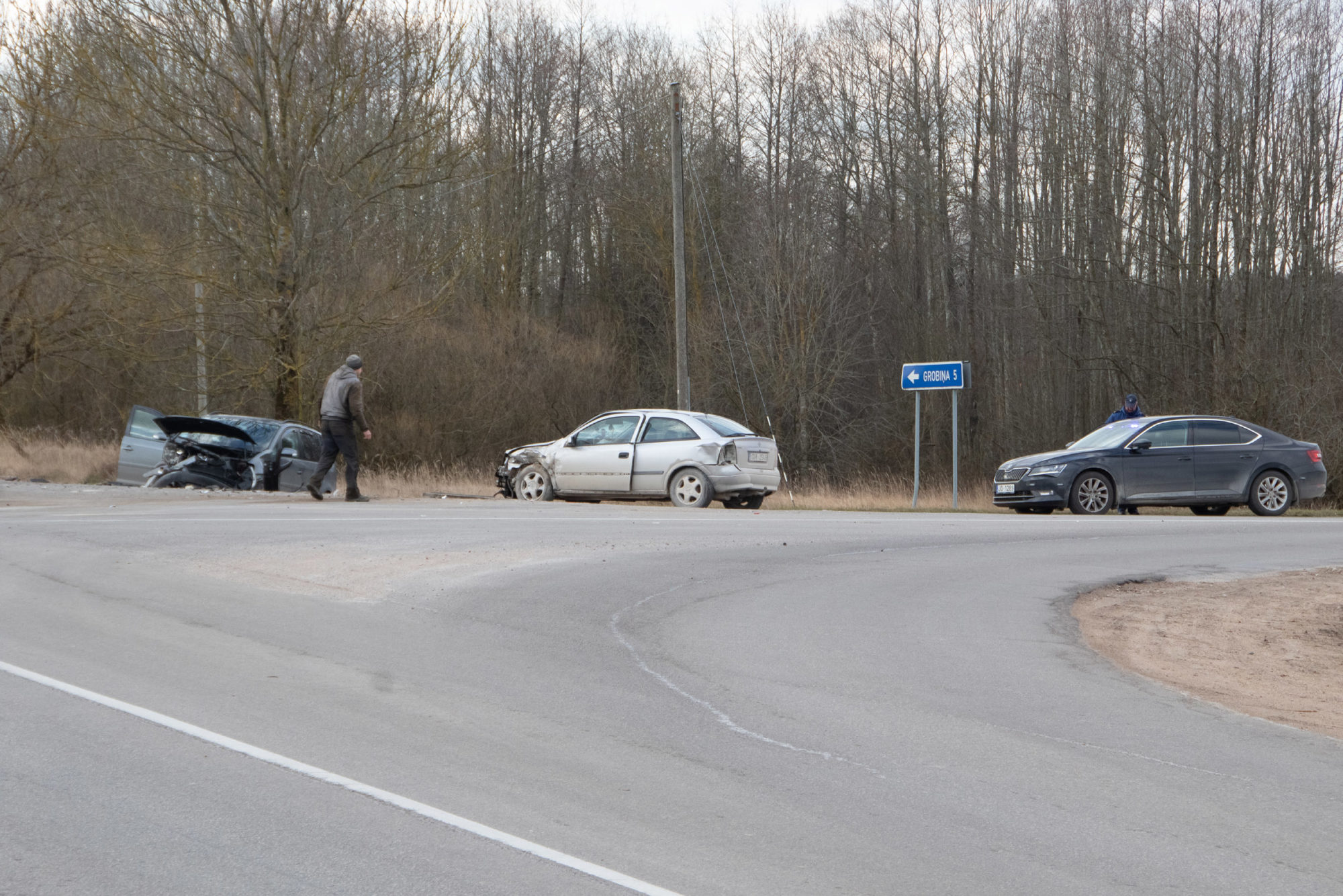 Divu automašīnu sadursmē Medzes pagastā cietusi sieviete 