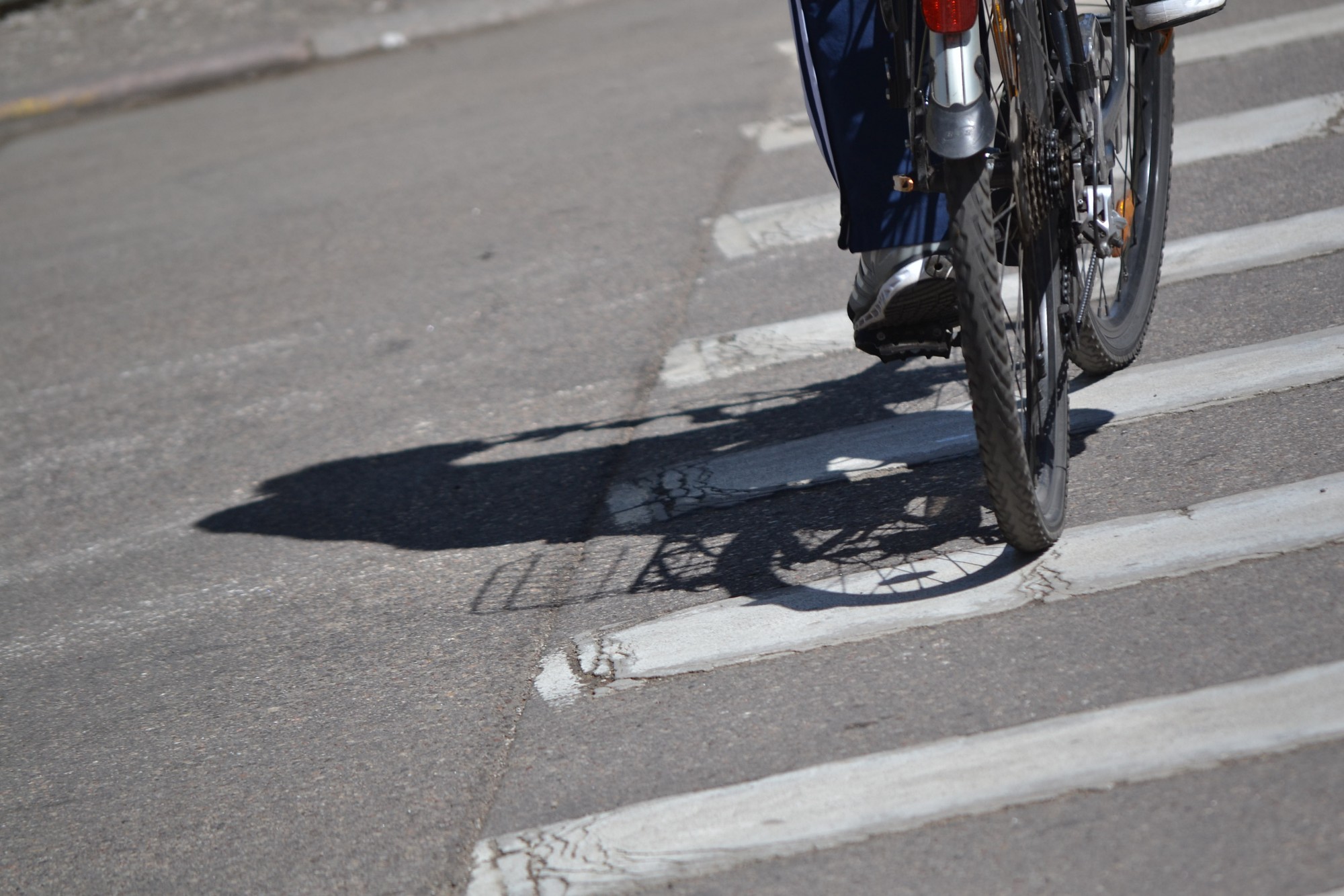 Velosipēdists Kungu ielā uz gājēju pārejas iebrauc automašīnas durvīs