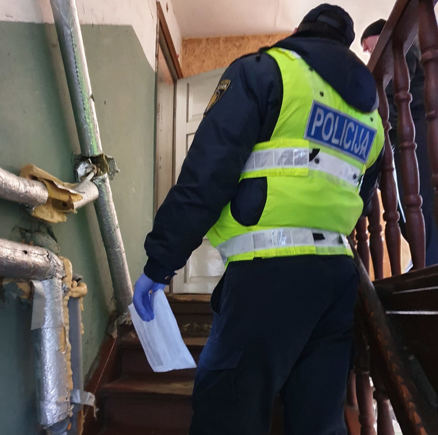 No ārvalstīm atbraukušos pārbauda arī mājās. Pārkāpumus nekonstatē