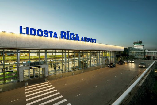 Pašvaldība pārved atlidojušos liepājniekus no Rīgas