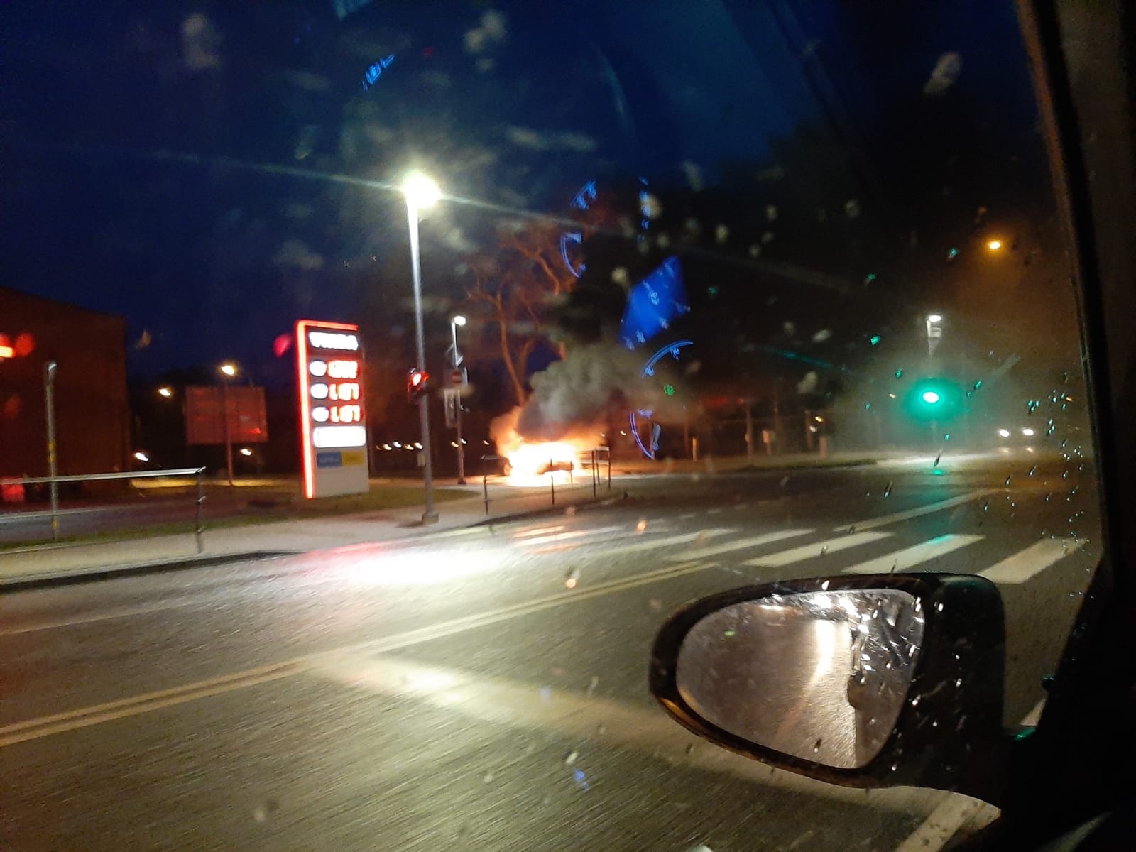 Zemnieku un Parka ielas krustojumā nodeg automašīna