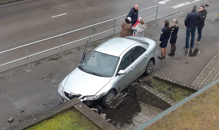 Eduarda Veidenbauma un Ganību ielas krustojumā notikusi divu automašīnu sadursme, negadījumā cietusi sieviete
