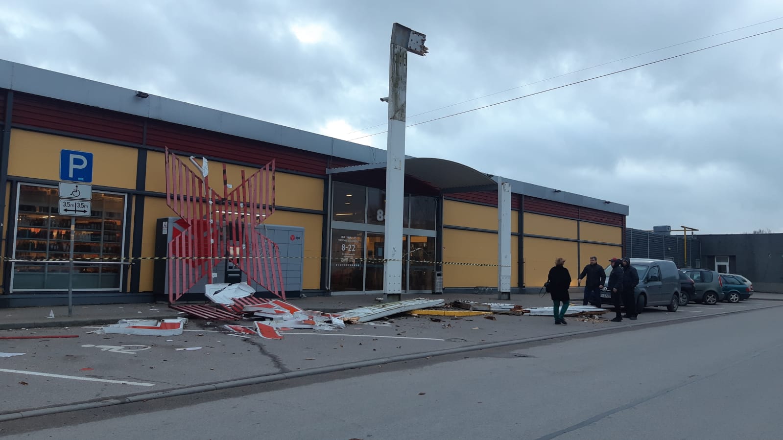 Liepājā vējš ar 34 m/s gāž kokus, veikala sienu, izkārtnes un autobusa pieturu