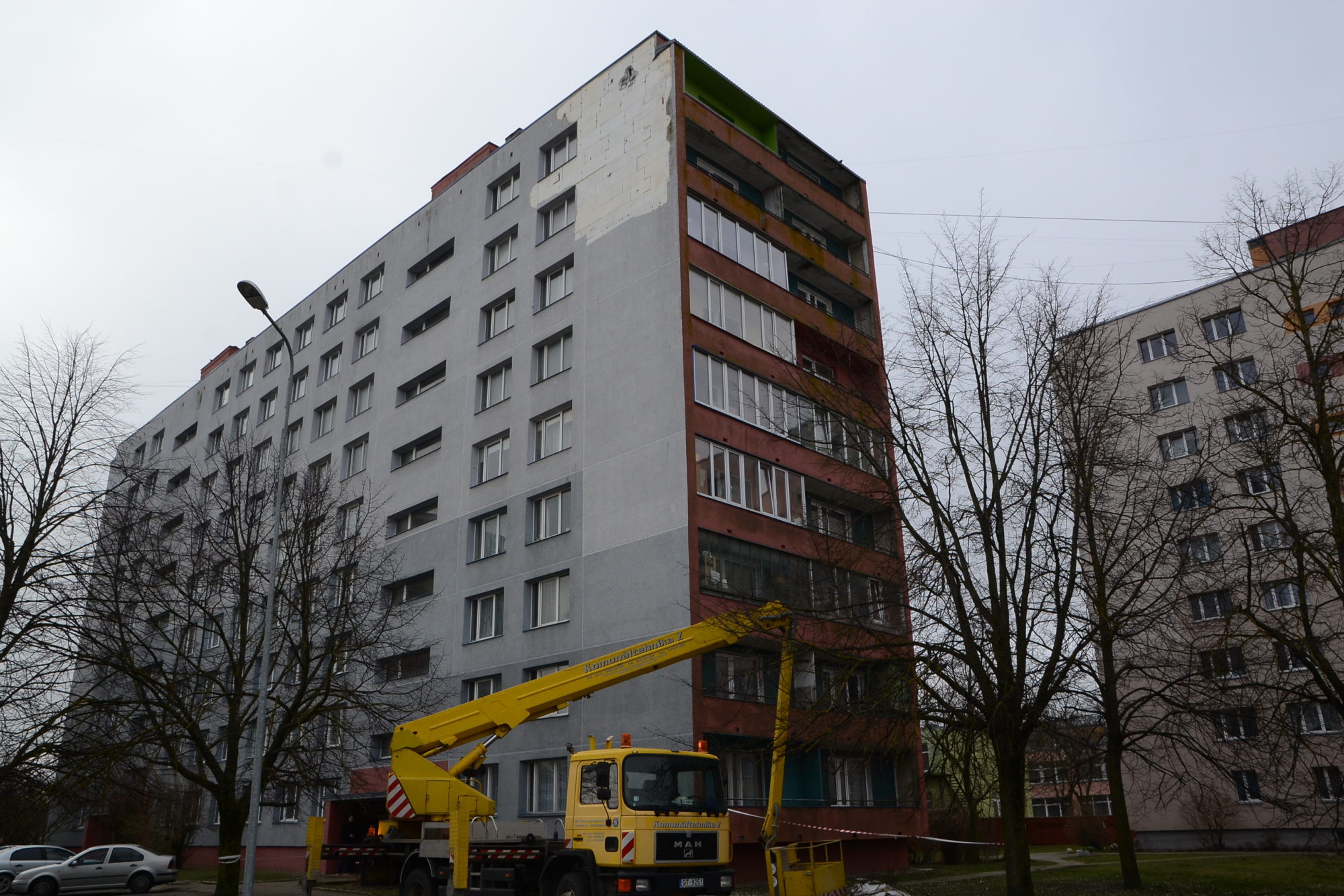 Vējš šūpo fasādi Ventas ielā