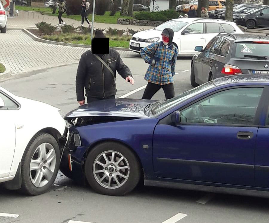 Divu automašīnu sadursmē cietusi pasažiere