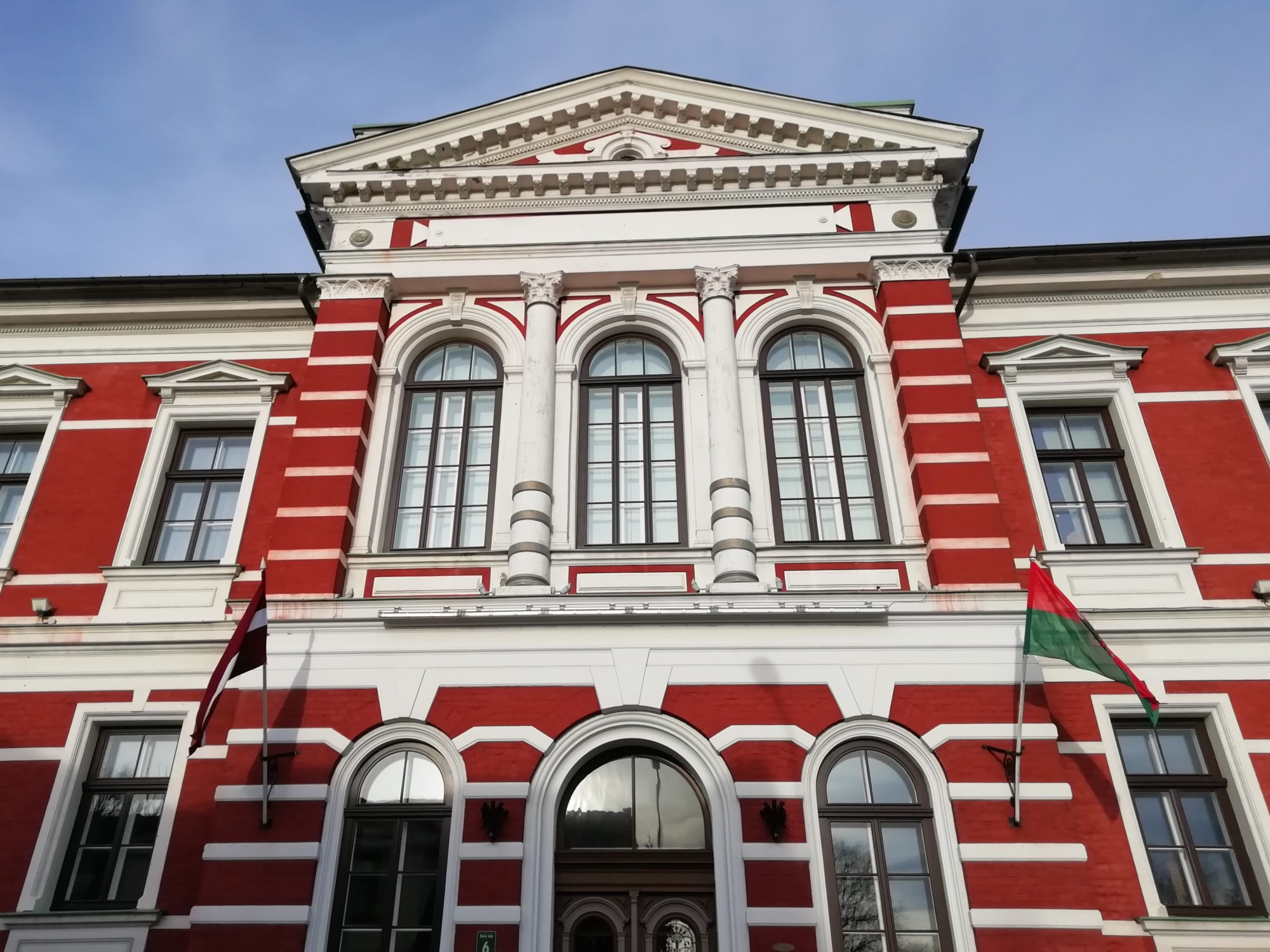 Liepājas domes ārkārtas sēdē lems par ēdināšanu skolēniem, krīzes vadības grupas izveidi un citiem svarīgiem jautājumiem