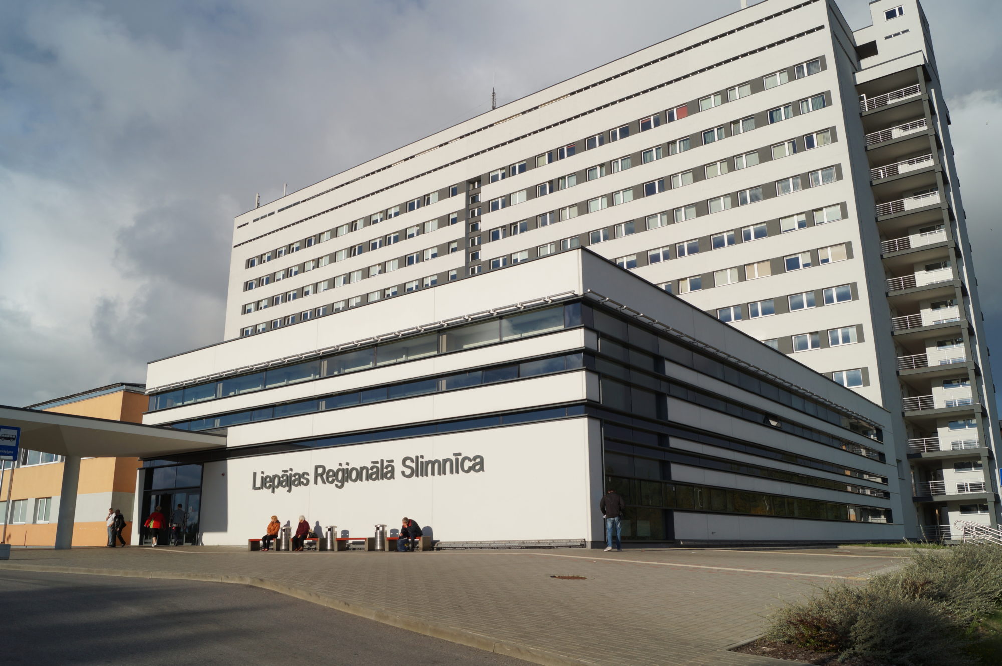 Liepājas pašvaldība no slimnīcas mājās nogādājusi trīs Covid-19 pacientus