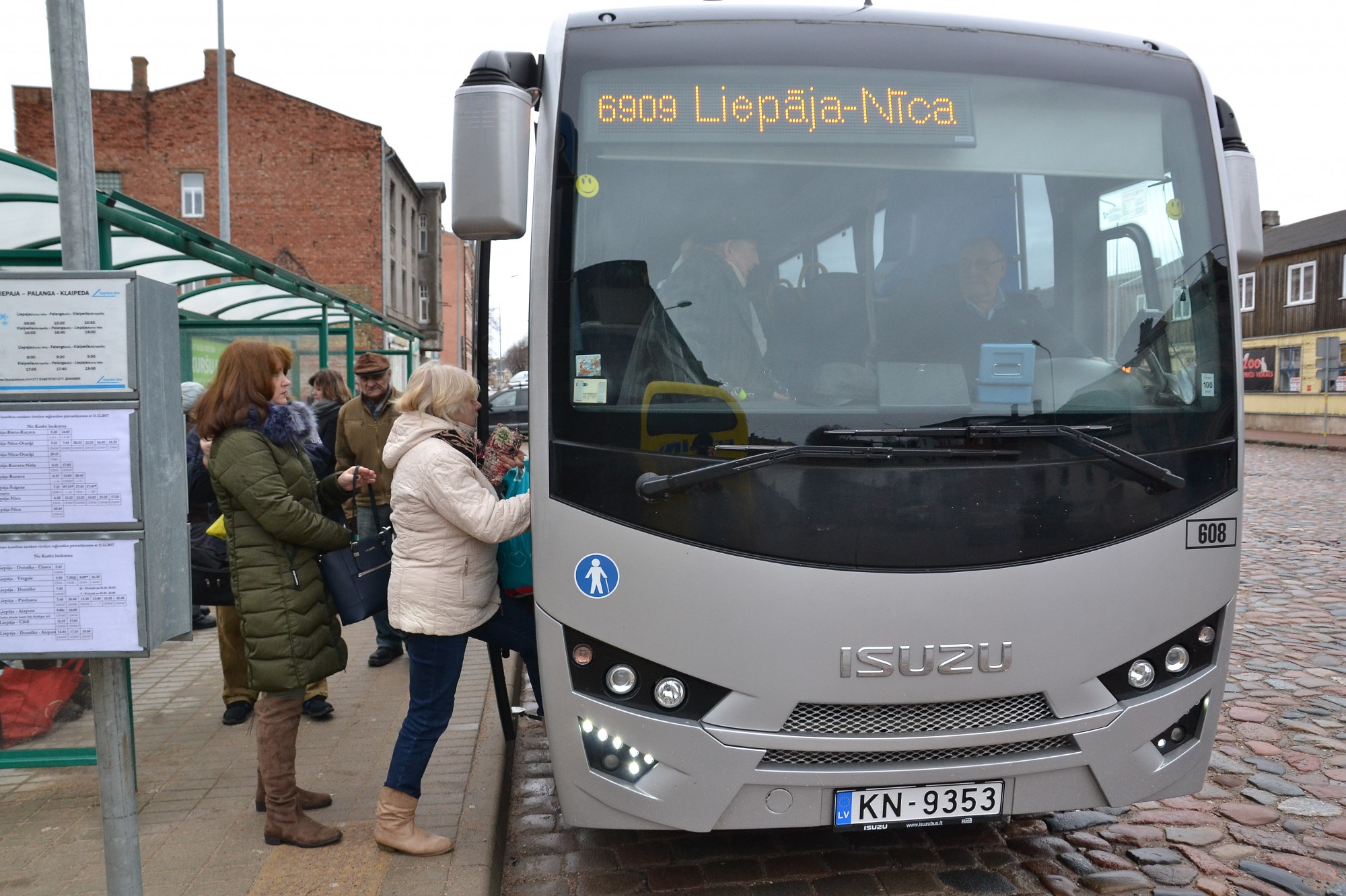 Autobusi un vilcieni kursē kā parasti