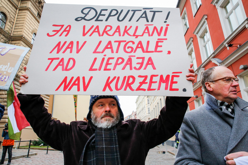 Pret reģionālo reformu pie Saeimas skaļi protestē ap 100 cilvēku