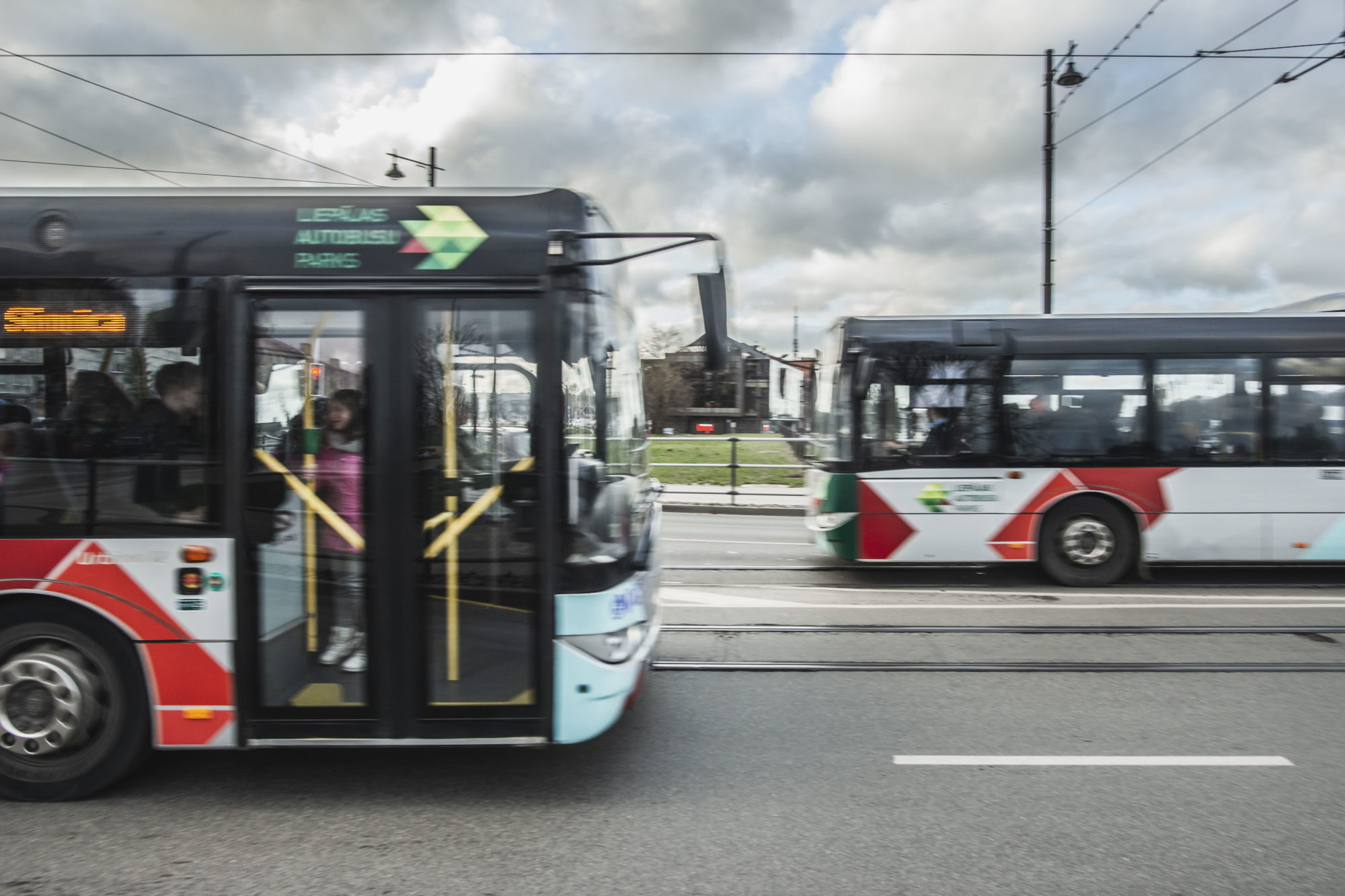 Izmaiņas ir arī skolēnu eksprešu kustībā; autobusos plūsma notiks pa vidējām un aizmugurējām durvīm
