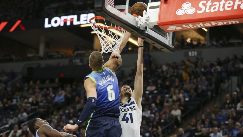 Porziņģim 38 punkti “Mavericks” uzvarā Minesotā