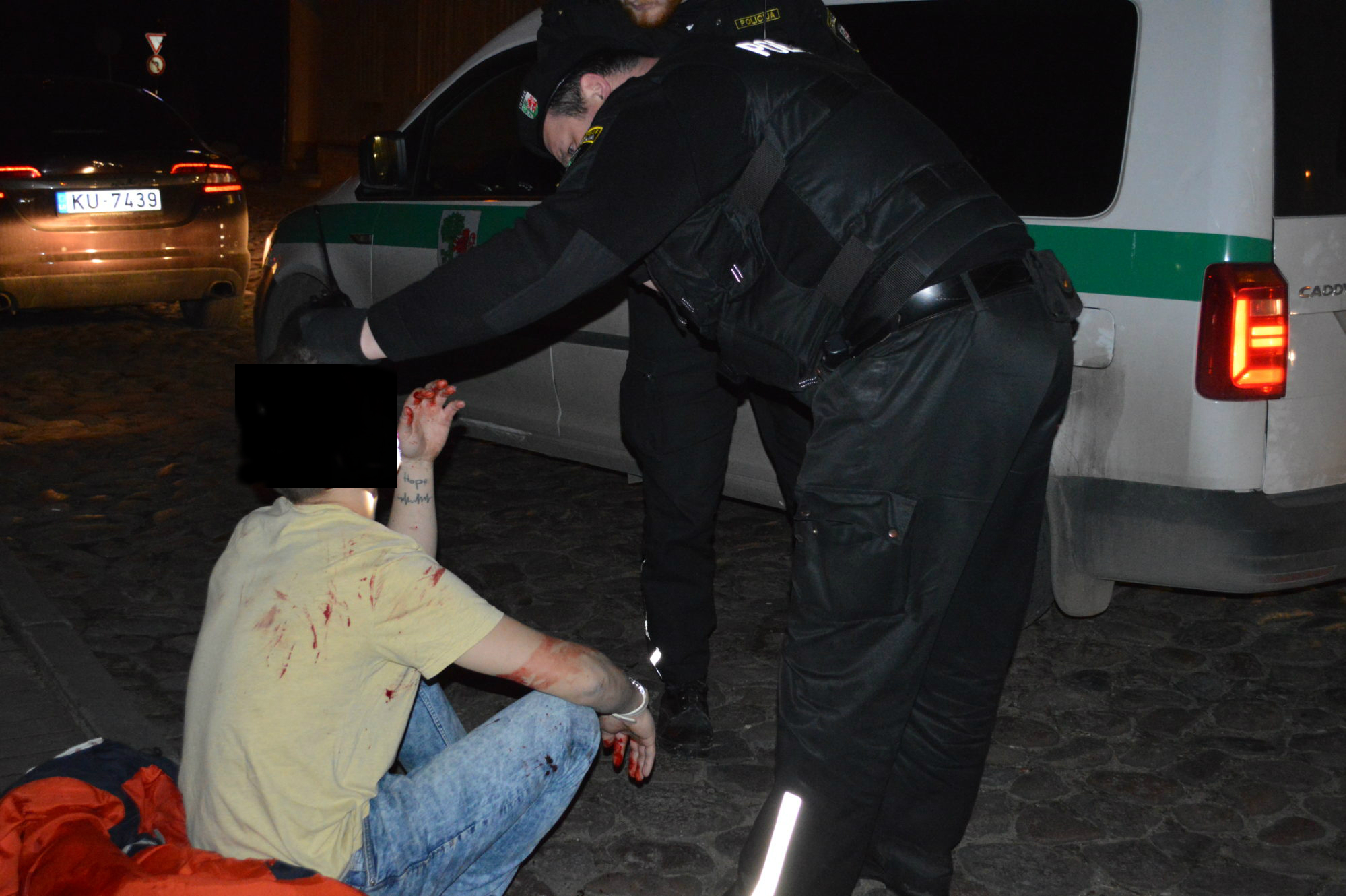 Policijas darbinieki naktī apklusina trokšņotājus un glābj cietušo