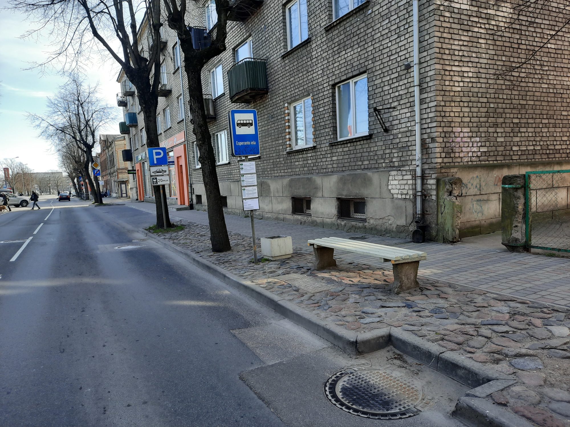 Pārcels autobusu pieturvietu Brīvības ielā