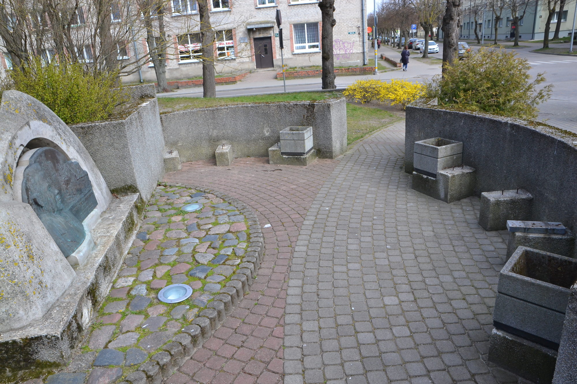 Gatavojas uzpost bijušā mēra Evalda Rimbenieka piemiņas vietu