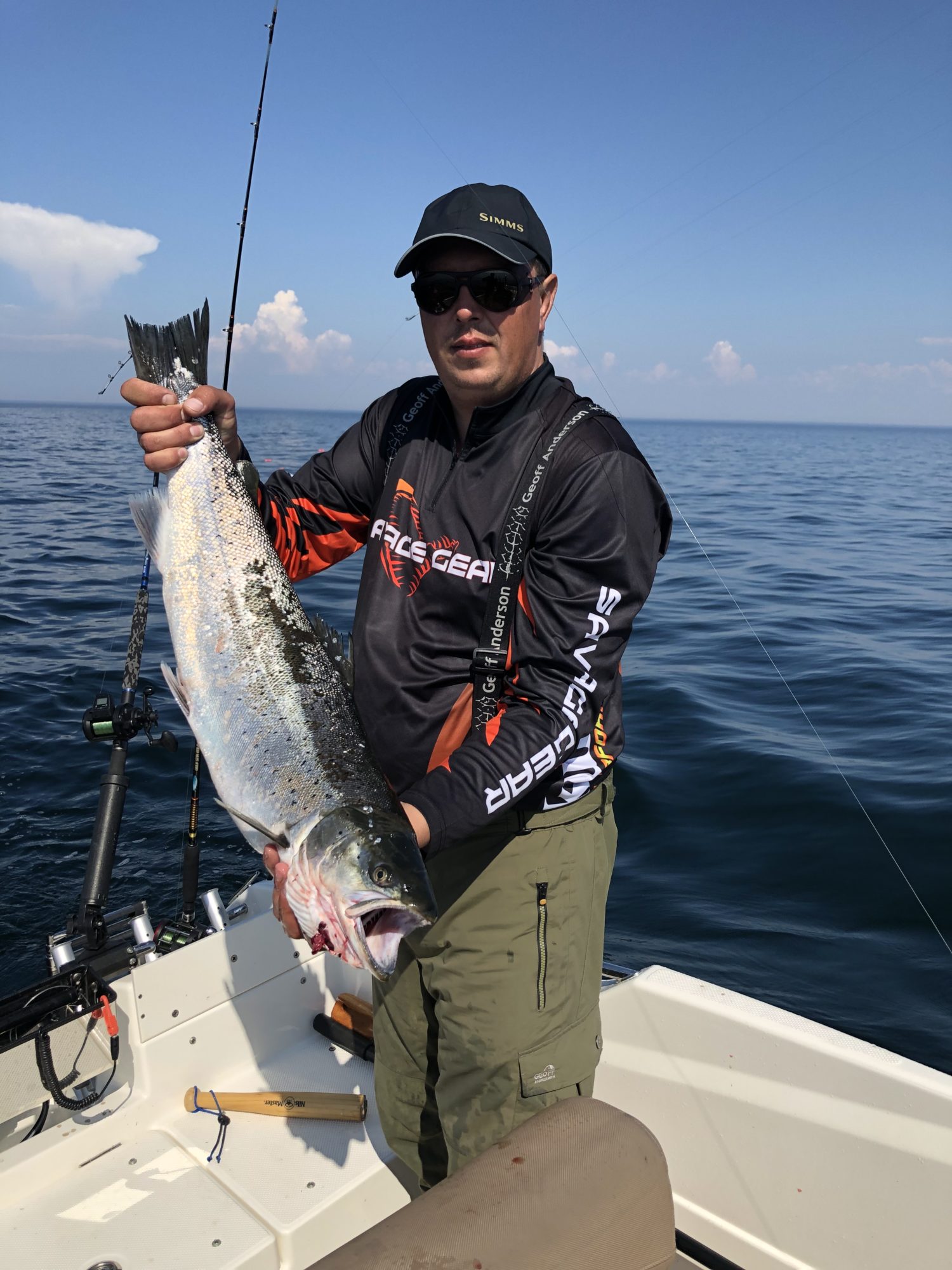 Liepājnieks jūras piekrastes ūdeņos pieveicis 8,5 kilogramus smagu lasi