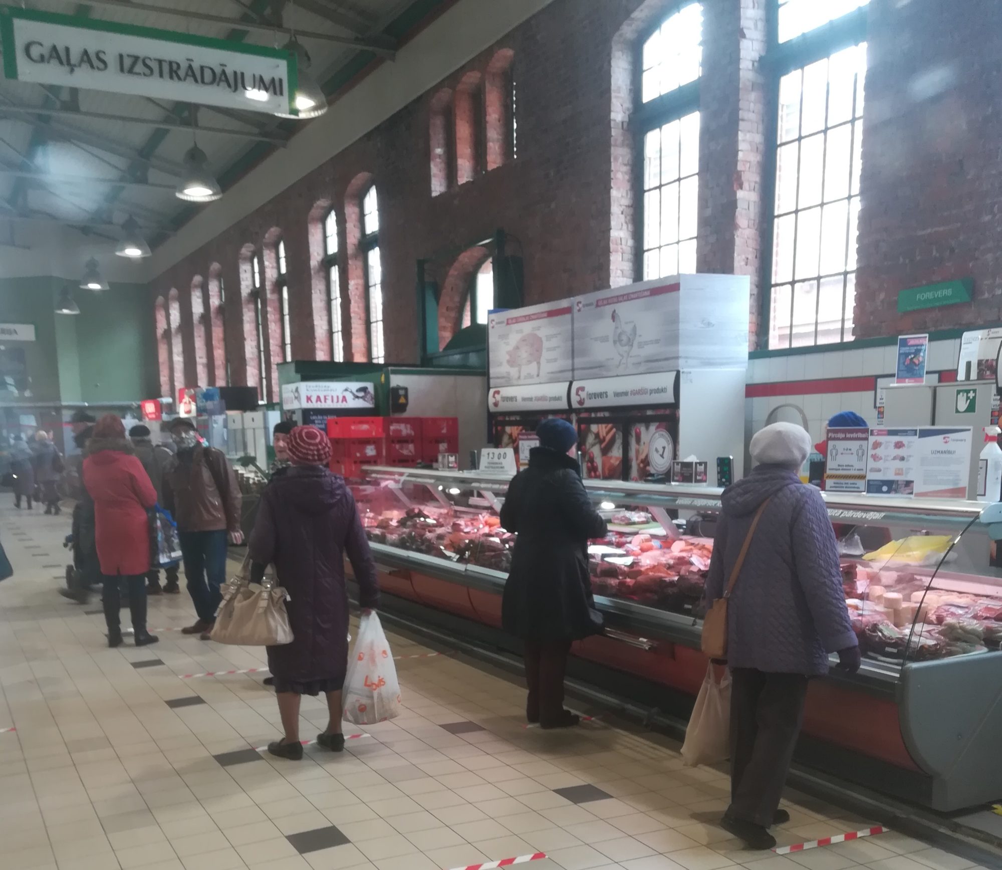 Pētertirgū joprojām grūtības ar distancēšanos. Mērs draud ar sodiem